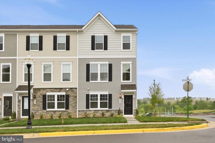 Property Photo:  300 Presidents Pointe Avenue  WV 25438 