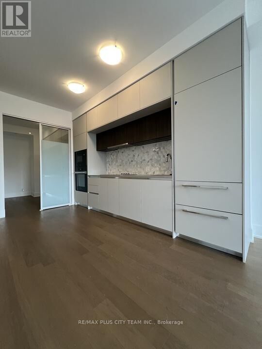Property Photo: 800 Broadview Avenue 402 ON M6A 0B1