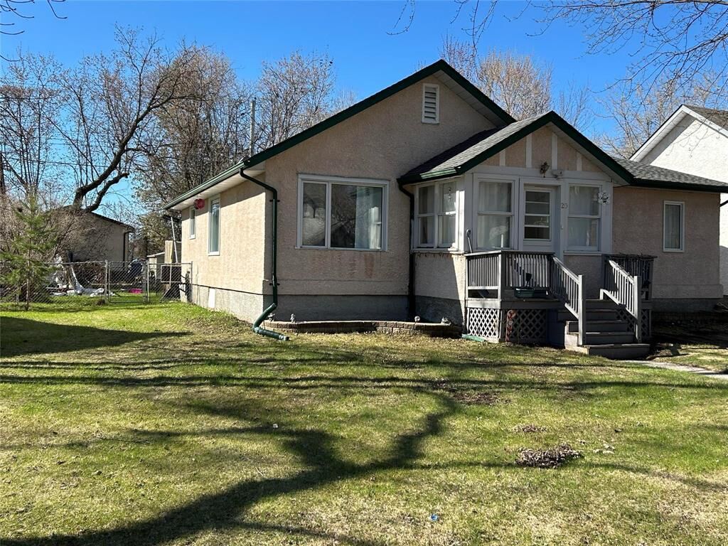 Property Photo:  20 Birch Street  MB R0E 1M0 