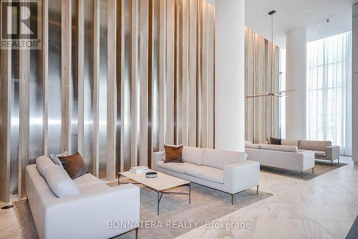 Property Photo:  3900 Confederation Parkway 3904  ON L5B 0M3 