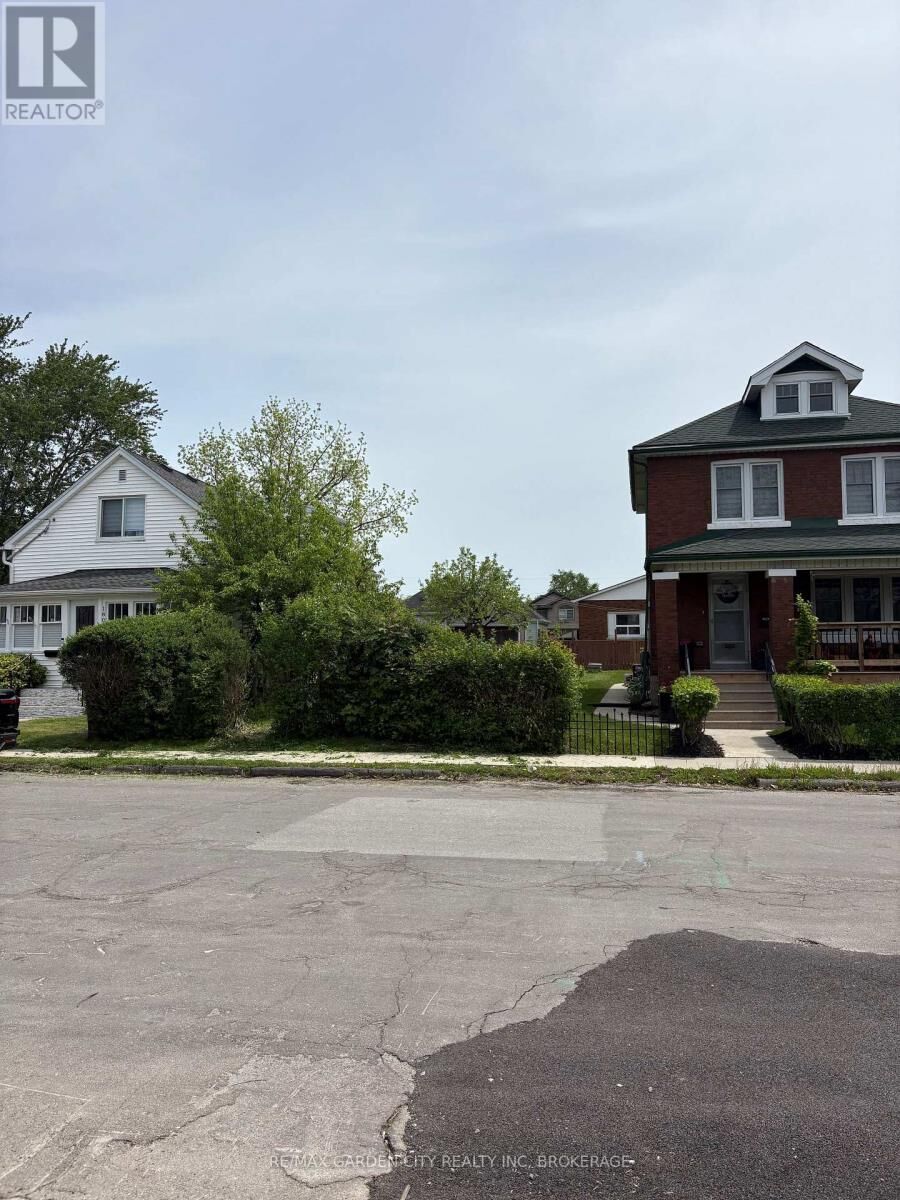 Property Photo:  190 McAlpine Avenue South  ON L3B 1T6 