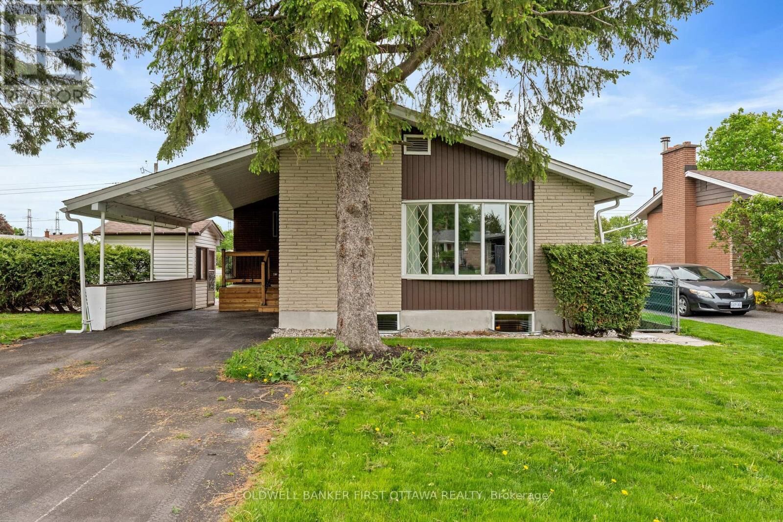 Property Photo: 26 Spring Garden Avenue ON K2G 3B4