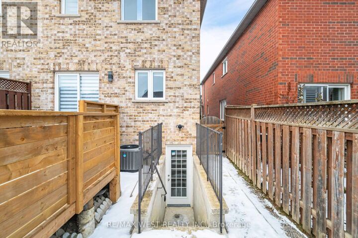 Property Photo: 1122 Hickory Hollow Glen Bsmt ON L5W 1Z8