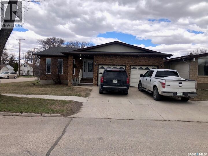 Property Photo:  304 1st Avenue NE  SK S0A 3B0 