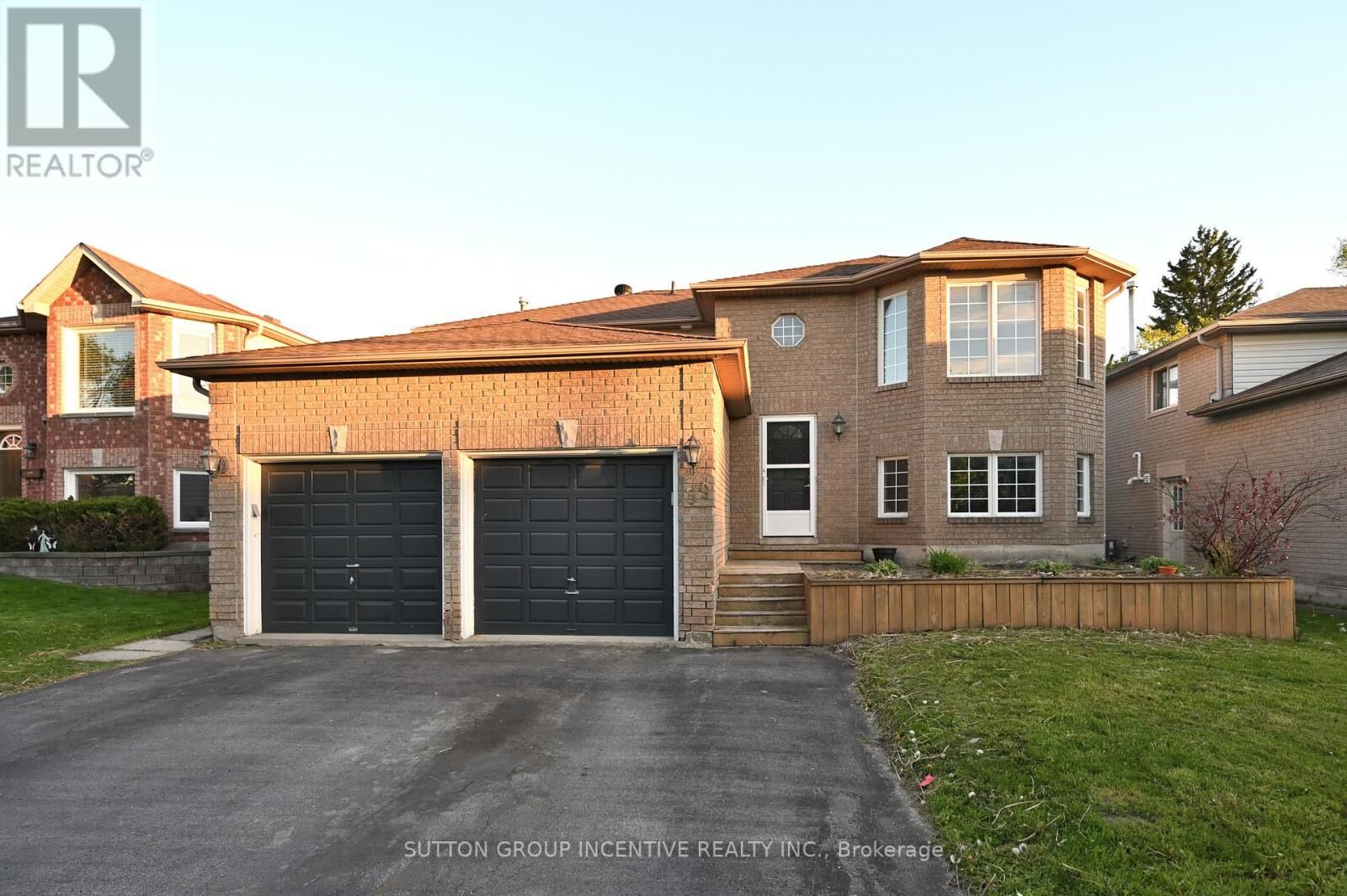 Property Photo:  39 Jones Drive Upper  ON L4M 6H7 