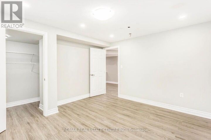 Property Photo:  689 Ambroise Crescent  ON L9T 0M4 