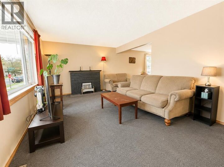 Property Photo: 614 6 Avenue AB T9W 1B2