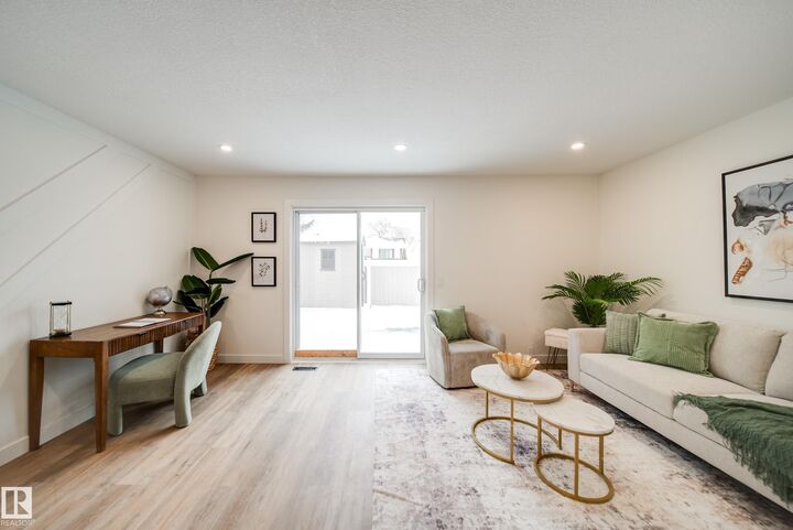 Property Photo:  125 Woodborough Way NW  AB T5Y 1N2 
