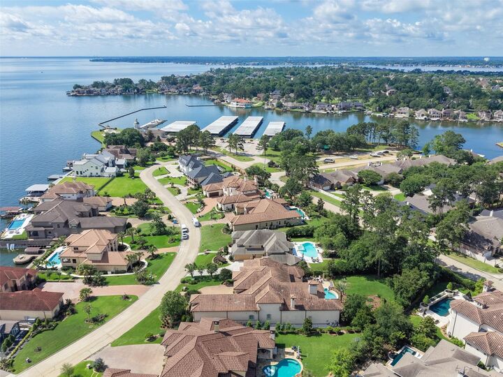 Property Photo: 123 Bentwater Bay Drive TX 77356
