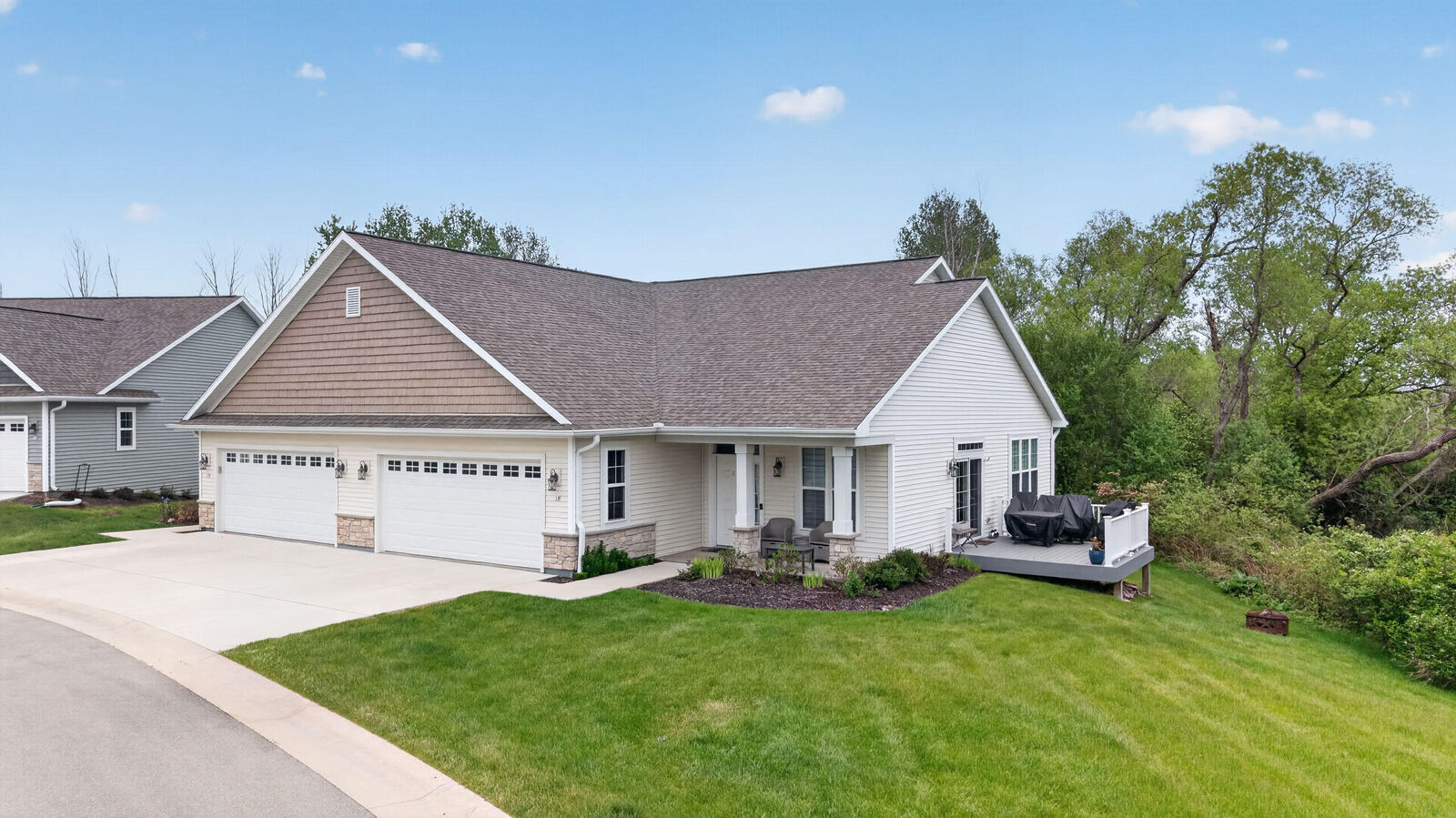 Property Photo: 18 Briarknoll Cir WI 53080