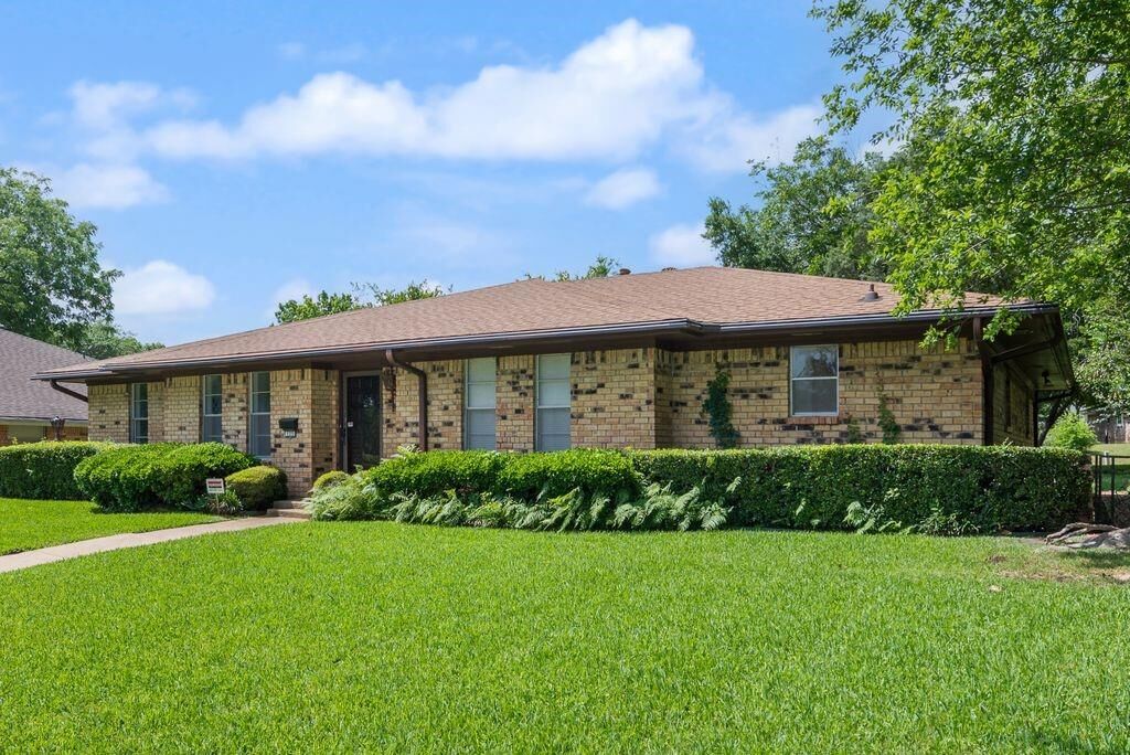 Property Photo:  135 S Capri Drive  TX 75116 