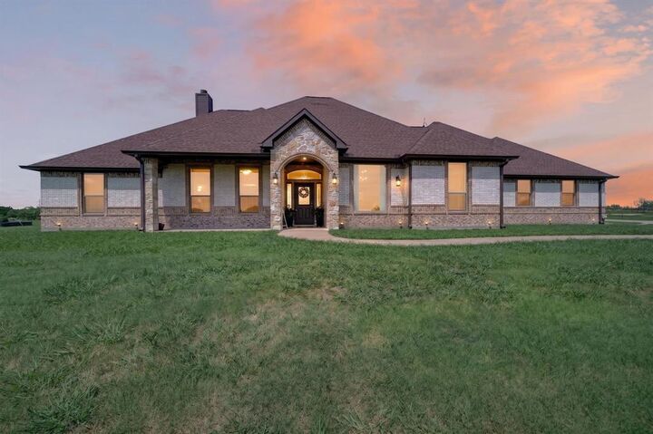 Property Photo:  1700 N Munson Road  TX 75189 