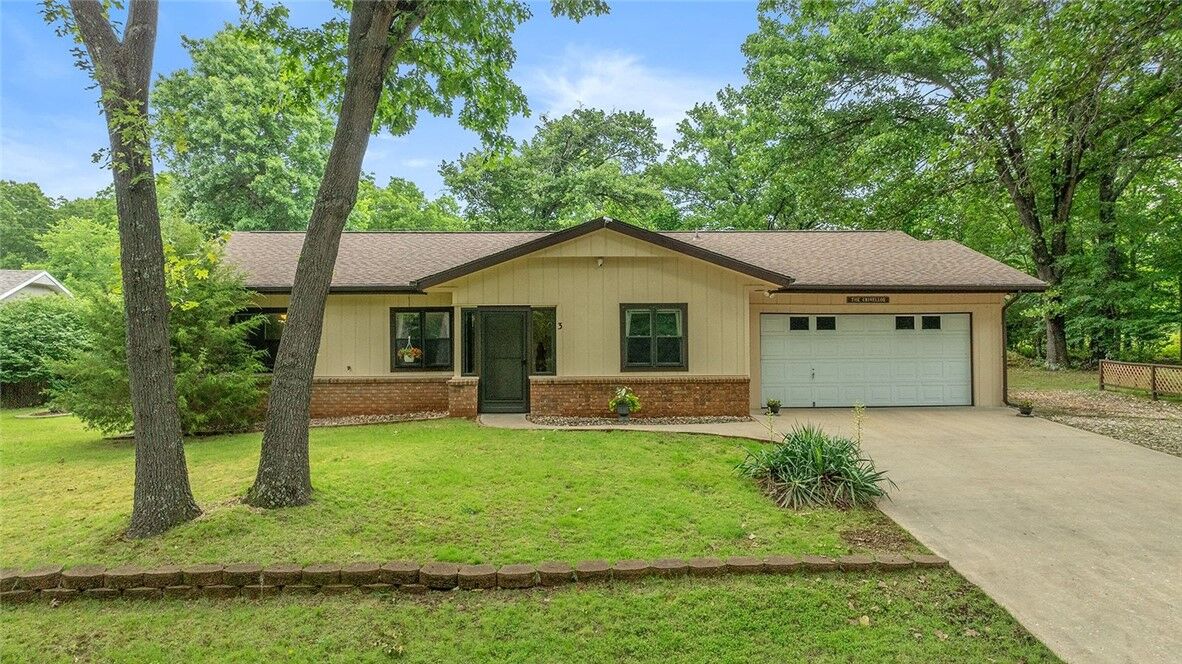 Property Photo:  3 Clevedon Circle  AR 72715 