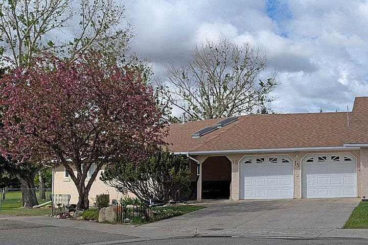 15 Chinook Crescent W — photo 1