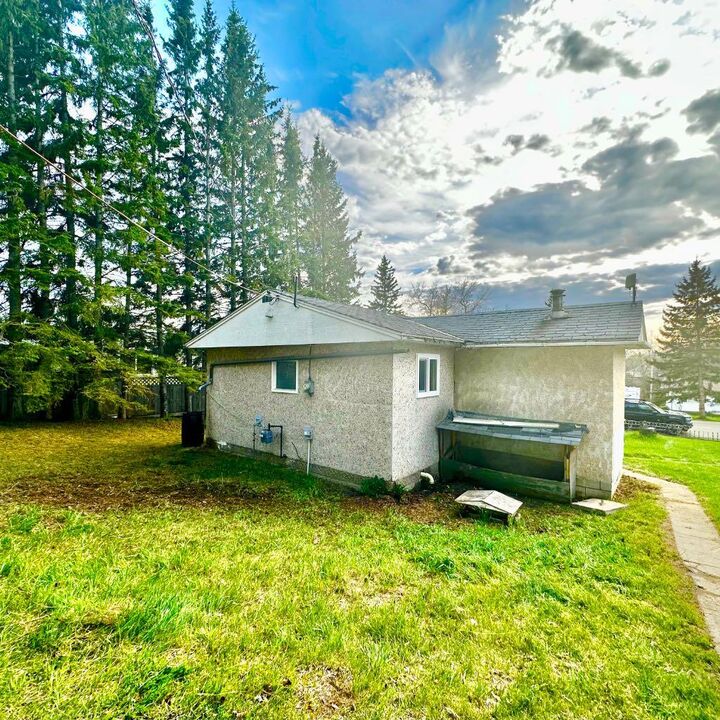Property Photo:  905 &Amp 909 10th Street  AB T0A 1Z0 