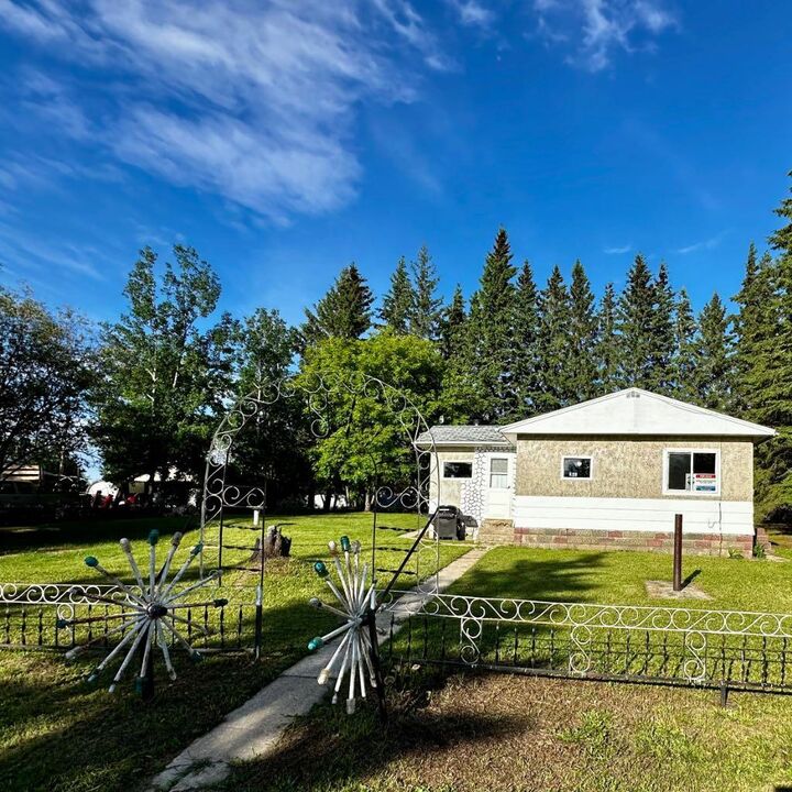 Property Photo: 905 &Amp 909 10th Street AB T0A 1Z0