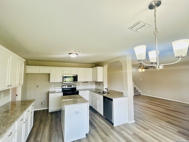 Property Photo: 322 Candy Dr TX 78109