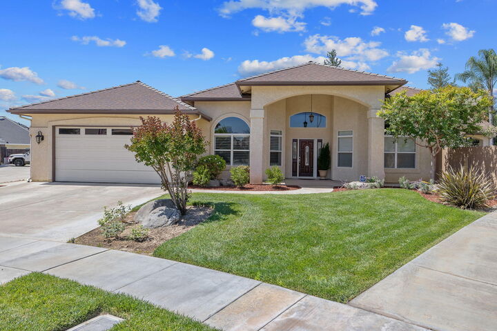 Property Photo: 760 Saint James Court CA 93221