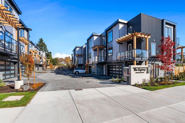 2590 Penrhyn St #5 — photo 1
