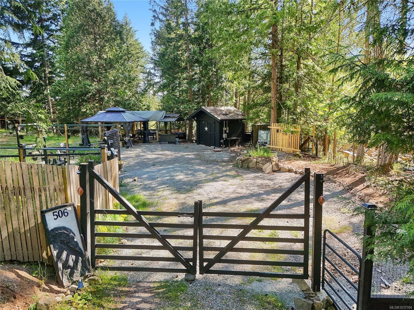 Property Photo: 506 Bluff Way BC V0N 2J2