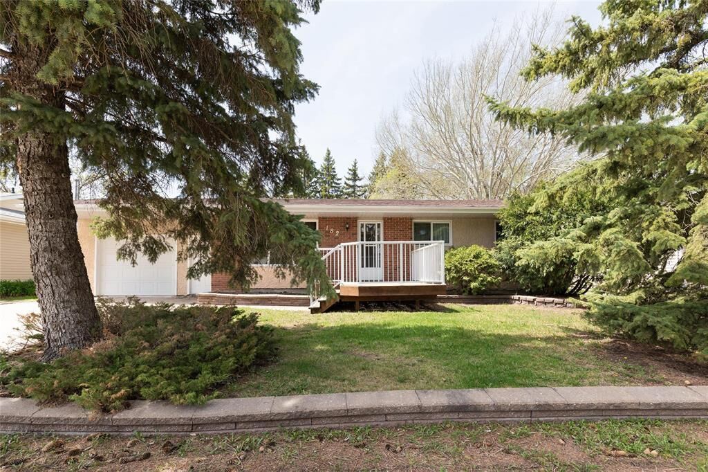 Property Photo:  182 Lilac Bay  MB R5G 2E5 