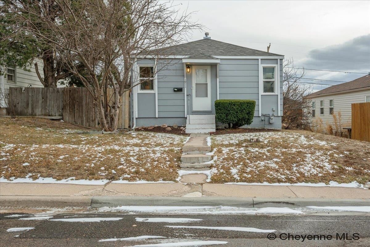 Property Photo: 1911 E 17th St WY 82001