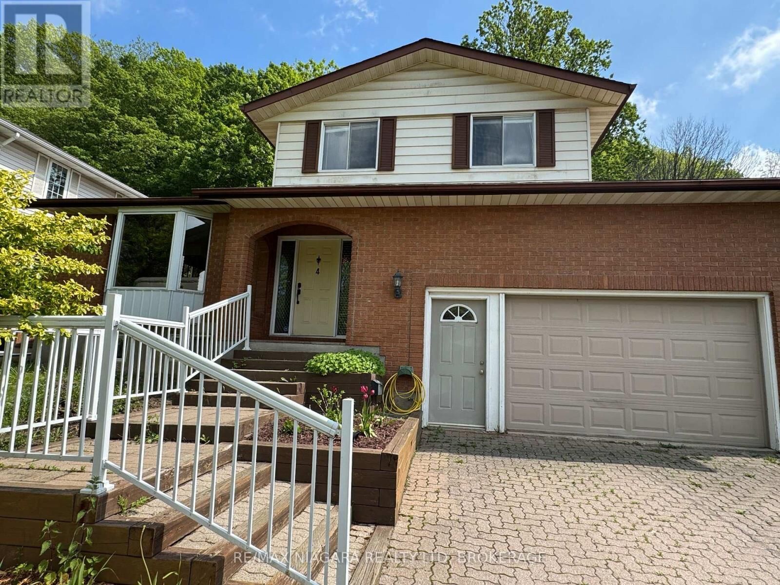 Property Photo:  4 Trillium Lane Upper  ON L2T 1W2 