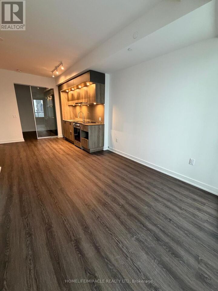 Property Photo: 448 Burnhamthorpe Road West 1806 ON L5B 0R4