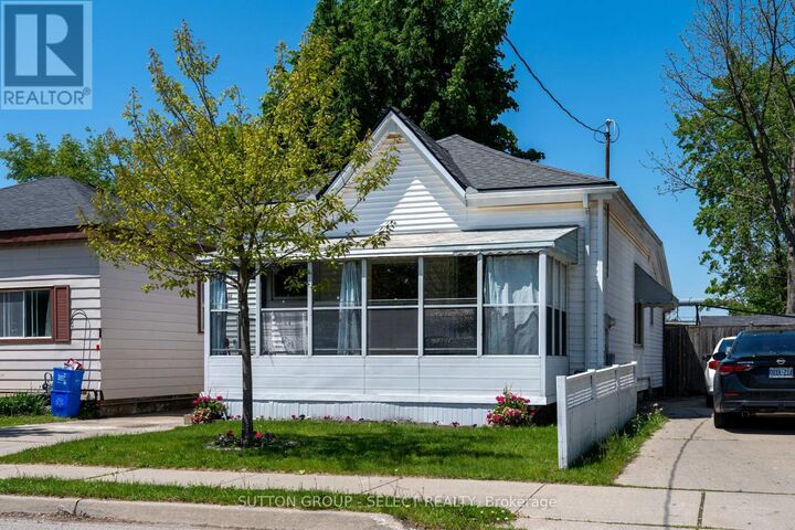 582 Hill Street — photo 1