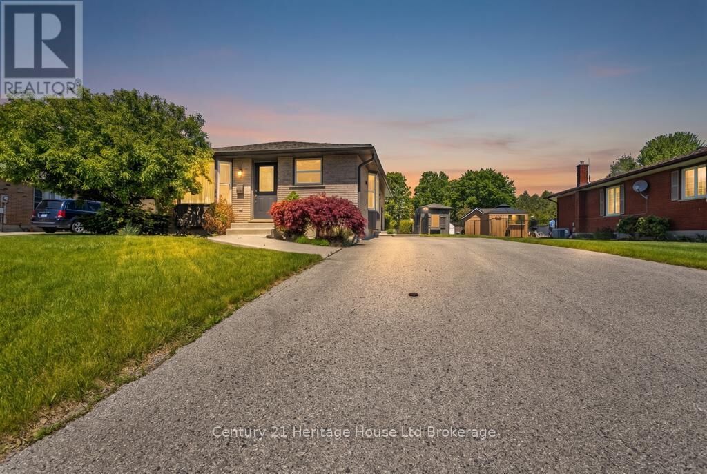 Property Photo:  55 Denrich Avenue  ON N4G 4X6 