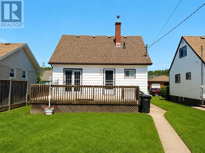 Property Photo:  308 Christina St W  ON P7E 4P6 