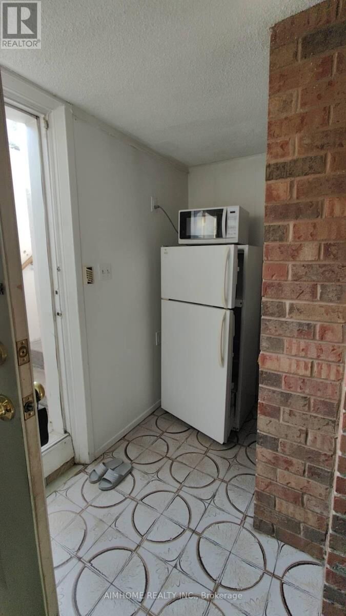 Property Photo:  3 Charlton Boulevard  ON M2M 1C1 