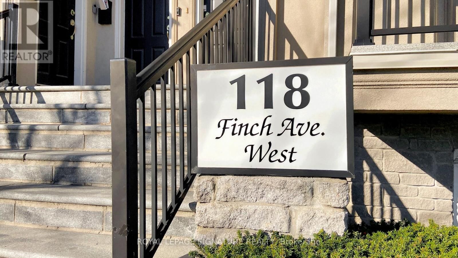 Property Photo: 118 Finch Avenue West Th5 ON M2N 7G2