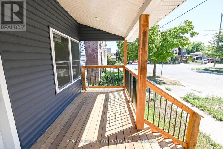 Property Photo:  284 Darling Street  ON N3S 3X6 