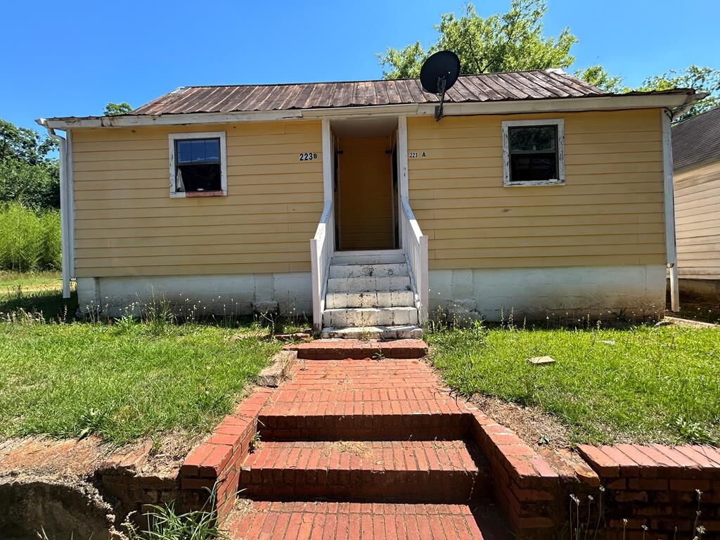 Property Photo:  223 Academy St  GA 31709 