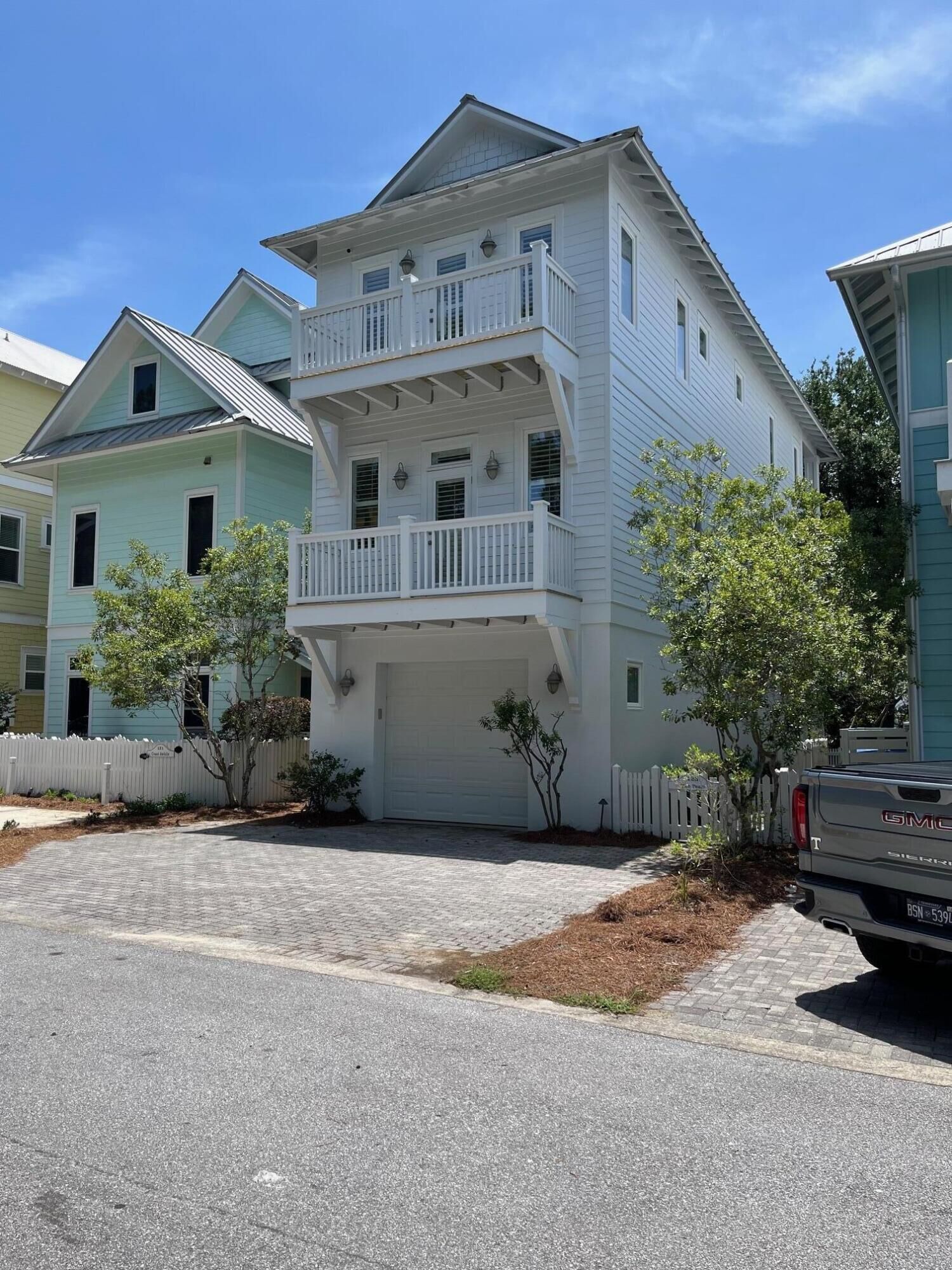 Property Photo: 123 Cottage Court FL 32413