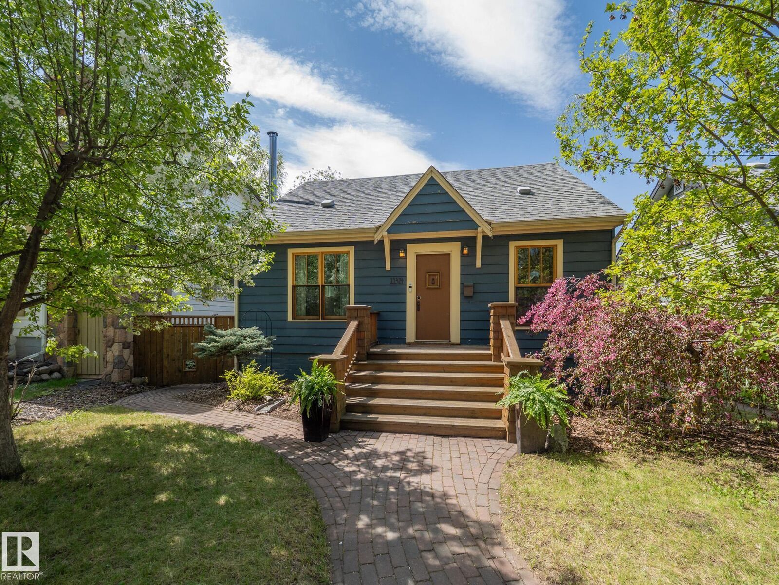 Property Photo:  11314 68 Street NW  AB T5B 1N7 