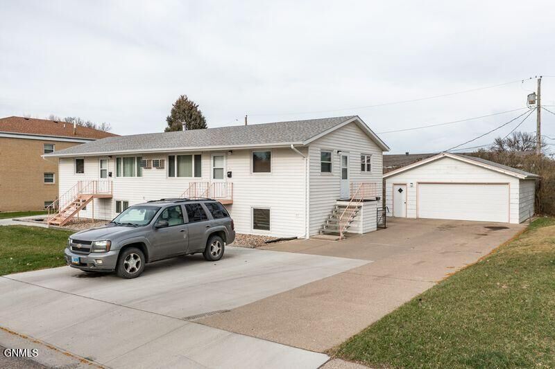 Property Photo: 1404 3rd Avenue NW ND 58554