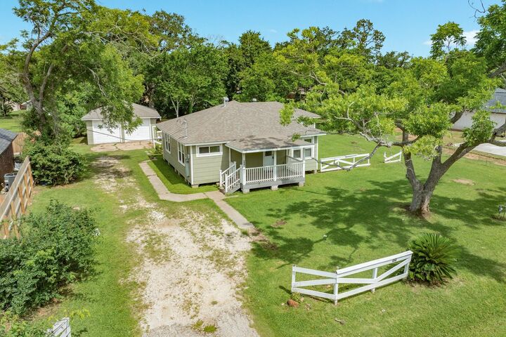 Property Photo:  824 Elm Street  TX 77531 