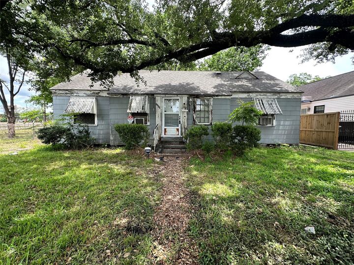 Property Photo:  2015 Des Jardines Street  TX 77023 