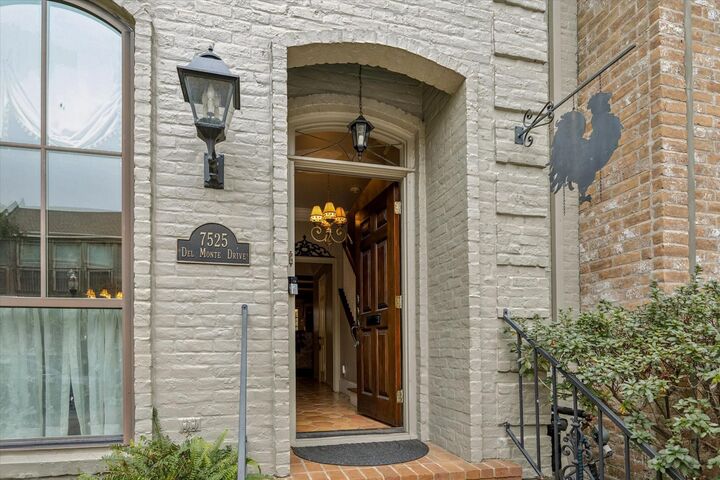 Property Photo: 7525 Del Monte Drive TX 77063