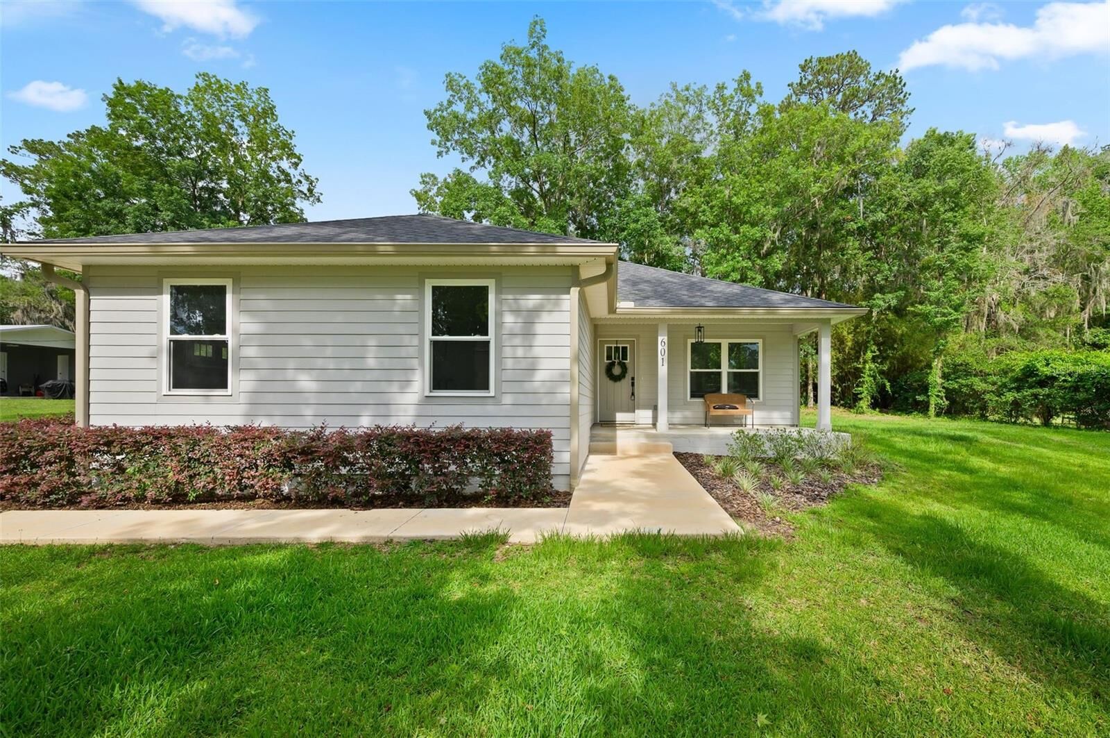 Property Photo:  601 SE 4th Avenue  FL 32666 