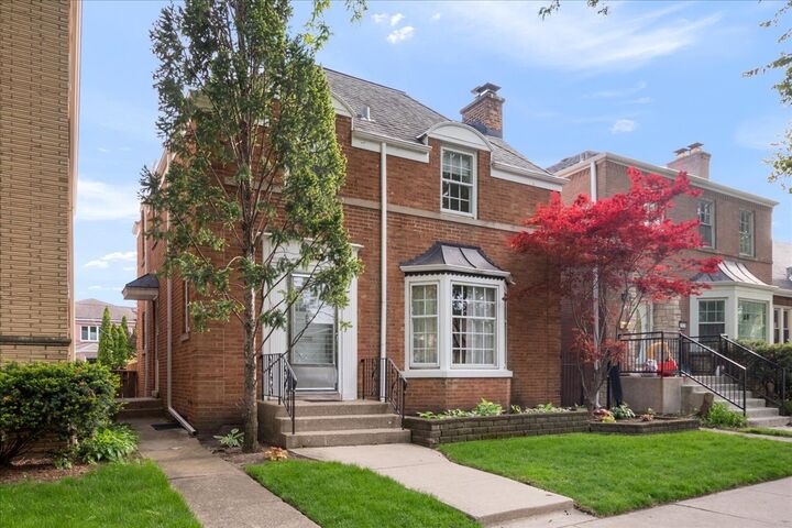 Property Photo: 2925 W Greenleaf Avenue IL 60645