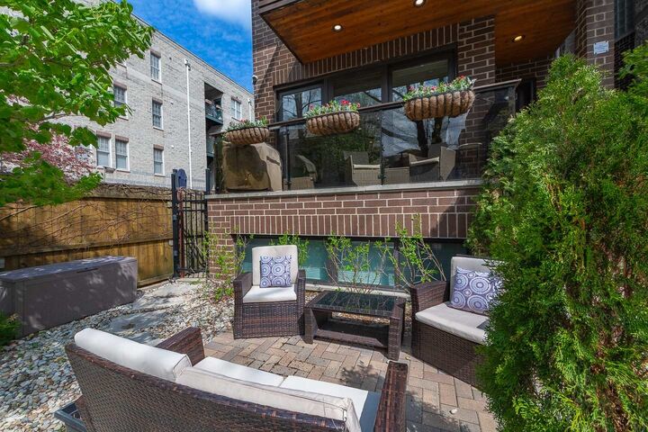 Property Photo:  3839 N Ashland Avenue 2  IL 60613 