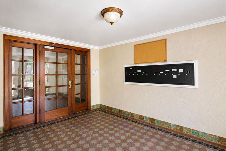 Property Photo:  6201 N Oakley Avenue 2  IL 60659 