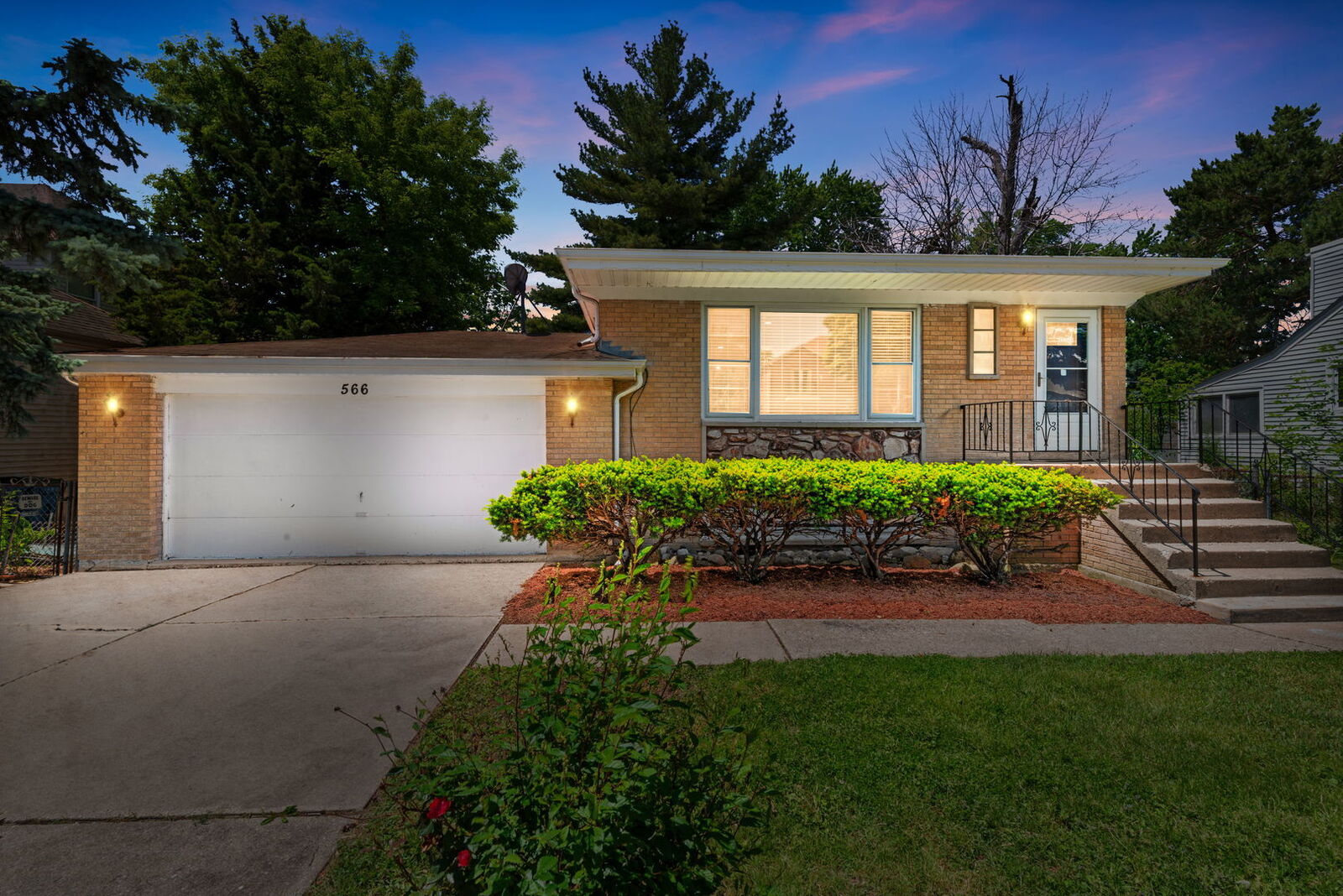Property Photo:  566 N Howard Avenue  IL 60126 