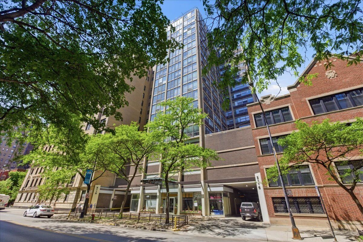 Property Photo:  3110 N Sheridan Road 708  IL 60657 
