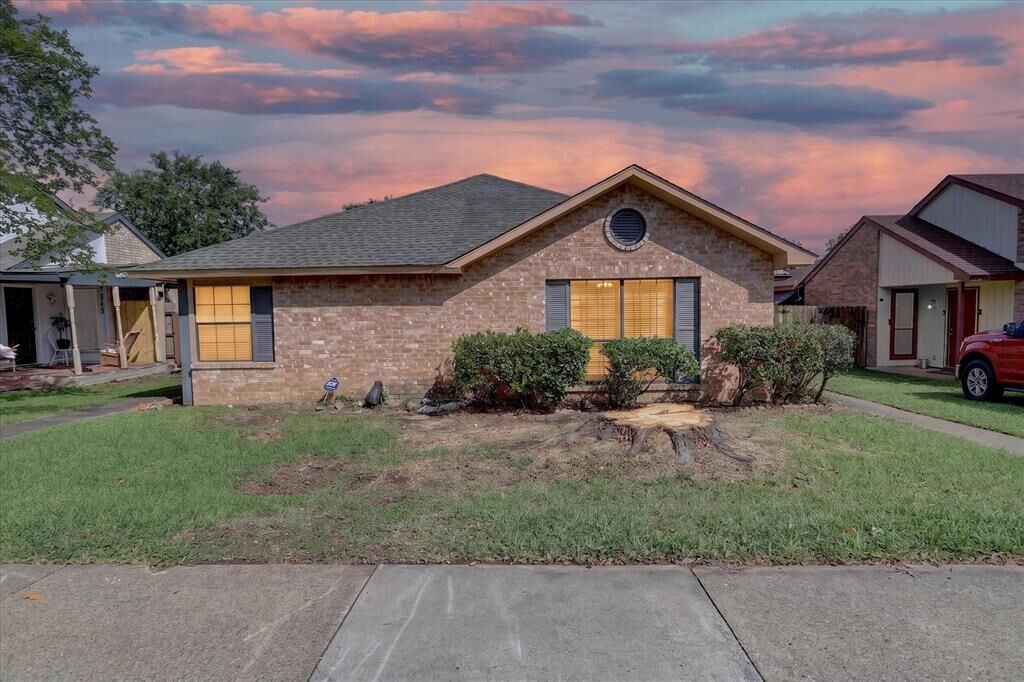 Property Photo: 7257 Pineberry Road TX 75249
