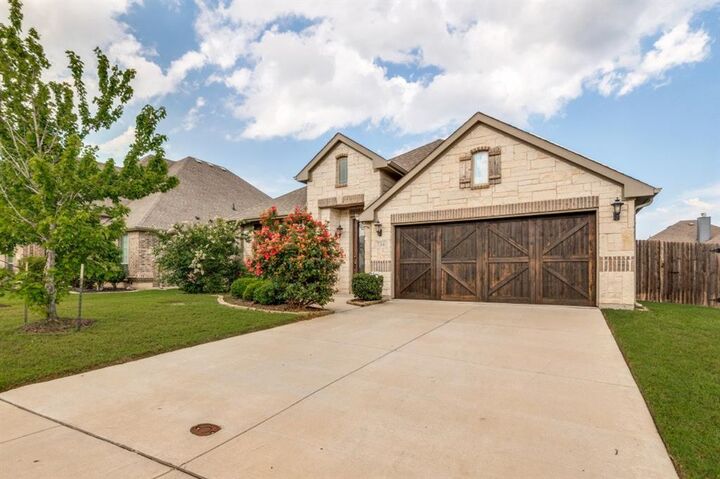 Property Photo:  734 Larkspur Lane  TX 76065 
