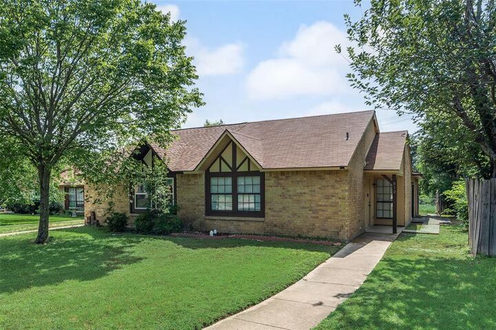 Property Photo:  512 Matterhorn Street  TX 75104 